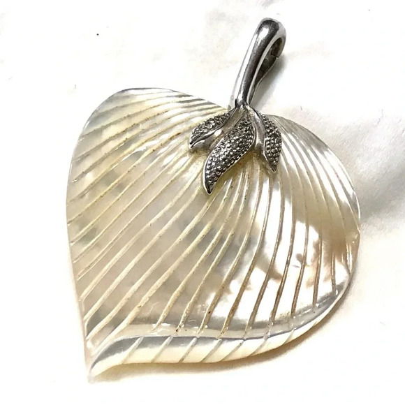 Sterling Silver 925 Mother of Pearl Diamond Heart
Suarti Pendant - Picture 5 of 12